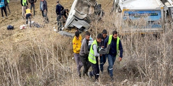 Çöp toplama kamyonu tarlaya devrildi; 3 yaralı