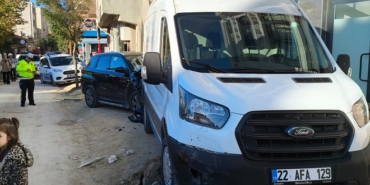 Edirne’de otomobil park halindeki kamyonete çarptı: 2 yaral.