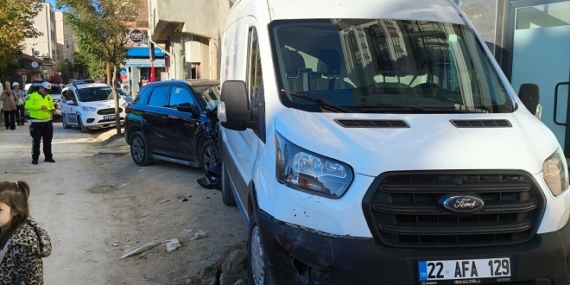 Edirne’de otomobil park halindeki kamyonete çarptı: 2 yaral.