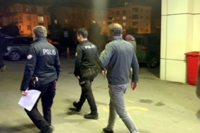 Ehliyet sınavında kopya için kulağının içine yerleştirdi