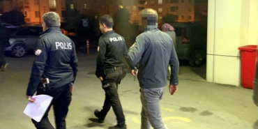 Ehliyet sınavında kopya için kulağının içine yerleştirdi