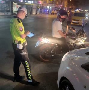 Polisten kaçmak isteyen ehliyetsiz motosiklet sürücüsüne 40