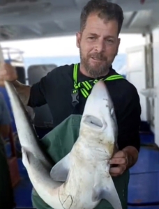 Balıkçı, ağına takılan camgöz köpek balığını yeniden