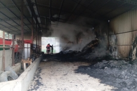 Depodaki 1000 saman balyası ve tarım aletleri yandı