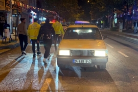 Kontrolden çıkan motosiklet otomobile çarptı; 1 yaralı