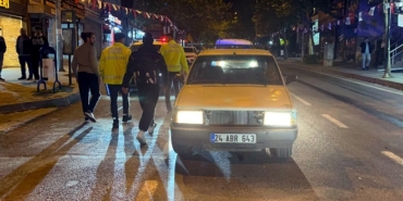 Kontrolden çıkan motosiklet otomobile çarptı; 1 yaralı