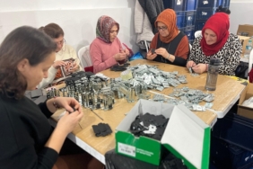 Esra muhtar, mahallesindeki kadınlara üretim atölyesi kurdu,