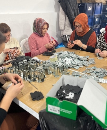 Esra muhtar, mahallesindeki kadınlara üretim atölyesi kurdu,
