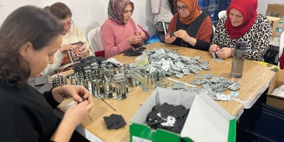 Esra muhtar, mahallesindeki kadınlara üretim atölyesi kurdu,
