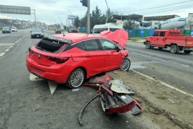 Karşı yöne geçen otomobil, kırmızı ışıkta bekleyen ara