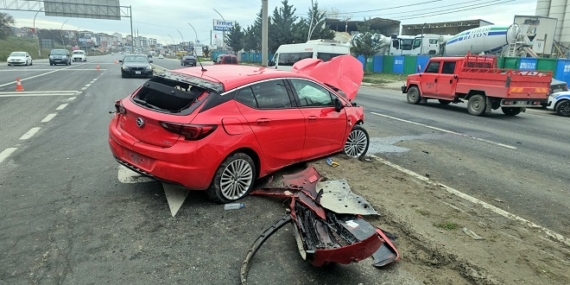Karşı yöne geçen otomobil, kırmızı ışıkta bekleyen ara
