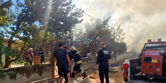 Evin bahçesinde çıkan yangın büyümeden söndürüldü