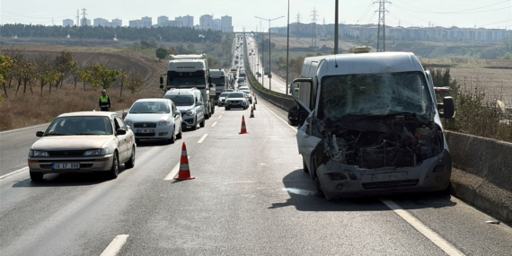 Kamyonla çarpışan minibüsün sürücüsü yaralı