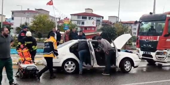 Tekirdağ'da iki otomobil kavşakta çarpıştı; 1 yaralı